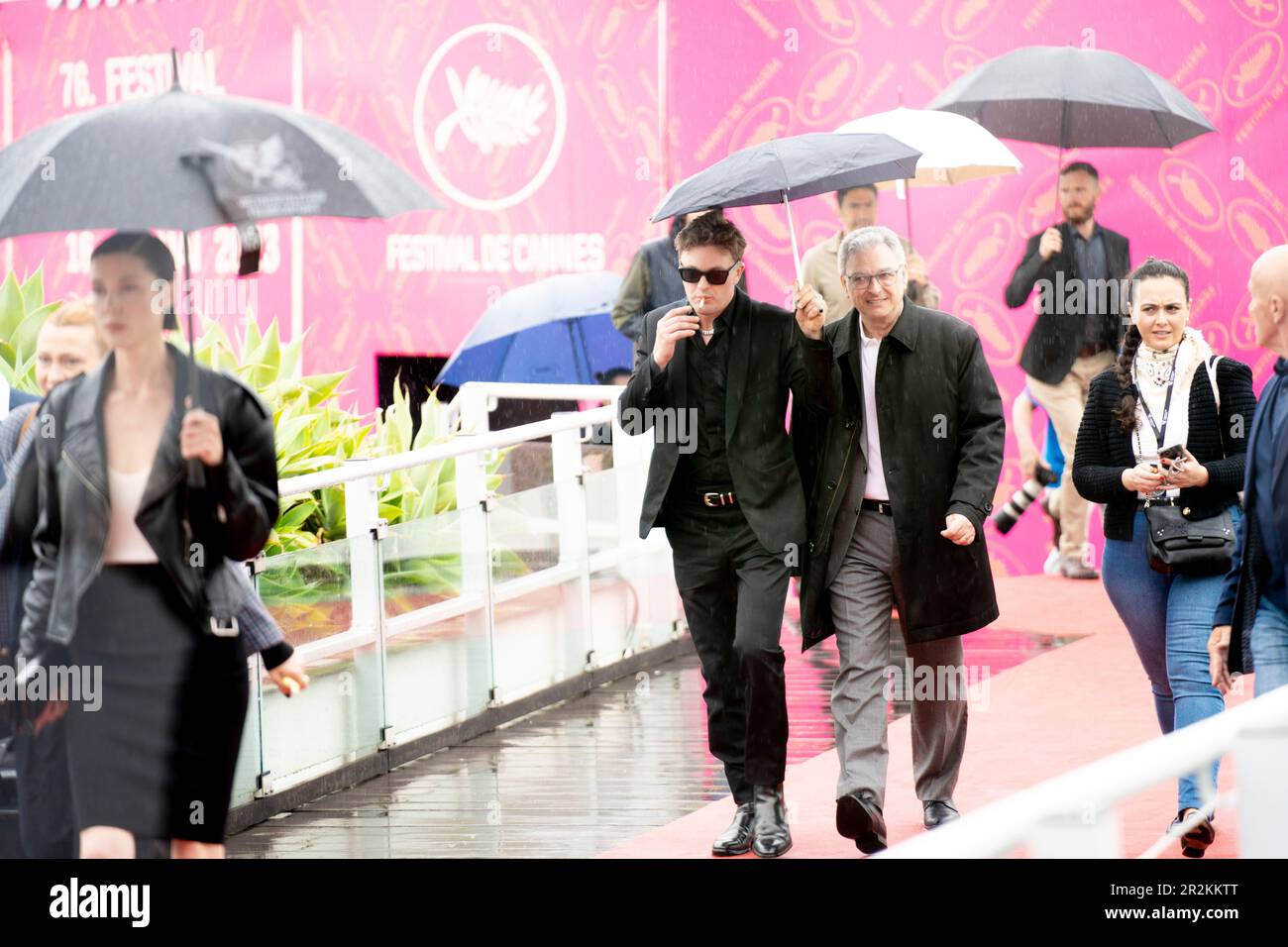 Cannes, France, 19th mai 2023, les mouches noires participent au ...