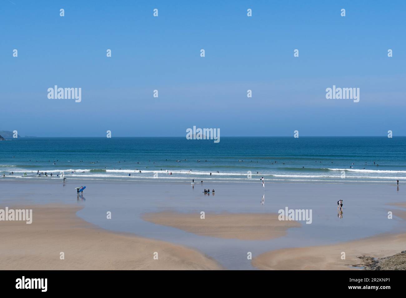 Polzeath, Cornwall, Royaume-Uni. 20th mai 2023. Météo Royaume-Uni. Avec la température à 18 °C ce matin et à cause de l'augmentation, c'était une belle matinée sur la côte et la plage à Polzeath. Les surfeurs ont fait le maximum des conditions. Crédit Simon Maycock / Alamy Live News. Banque D'Images