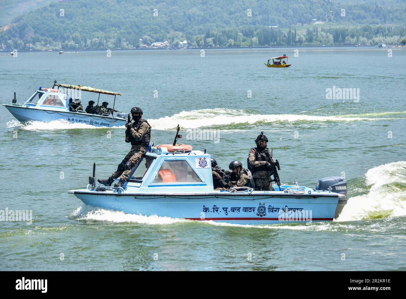 Srinagar, Inde. 20th mai 2023. Les troopeurs paramilitaires indiens prennent position dans un bateau à moteur alors qu'ils patrouillent le lac Dal avant le sommet de G20 à Srinagar. Avant le Sommet de G20, le Cachemire est sous une épaisse grille de sécurité et une sécurité à trois niveaux a été mise en place autour de SKICC et d'autres sites. De 22-24 mai, Srinagar accueillera une réunion de G20 sur le tourisme dans le cadre du Sommet 2023 de G20. Crédit : SOPA Images Limited/Alamy Live News Banque D'Images