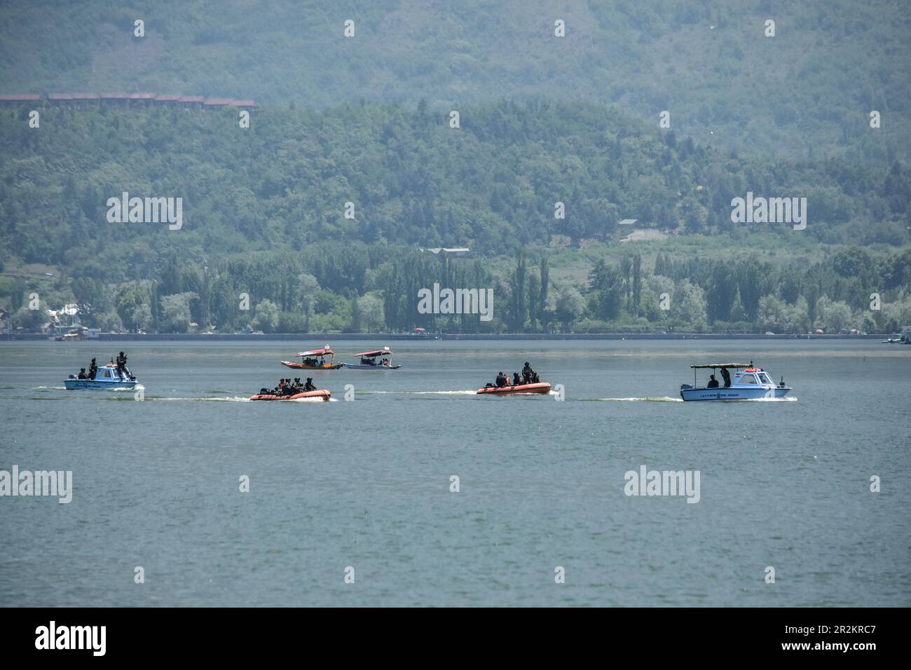 Srinagar, Inde. 20th mai 2023. Des soldats paramilitaires indiens patrouillent dans le lac Dal avant le sommet de G20 à Srinagar. Avant le Sommet de G20, le Cachemire est sous une épaisse grille de sécurité et une sécurité à trois niveaux a été mise en place autour de SKICC et d'autres sites. De 22-24 mai, Srinagar accueillera une réunion de G20 sur le tourisme dans le cadre du Sommet 2023 de G20. (Photo de Saqib Majeed/SOPA Images/Sipa USA) crédit: SIPA USA/Alay Live News Banque D'Images