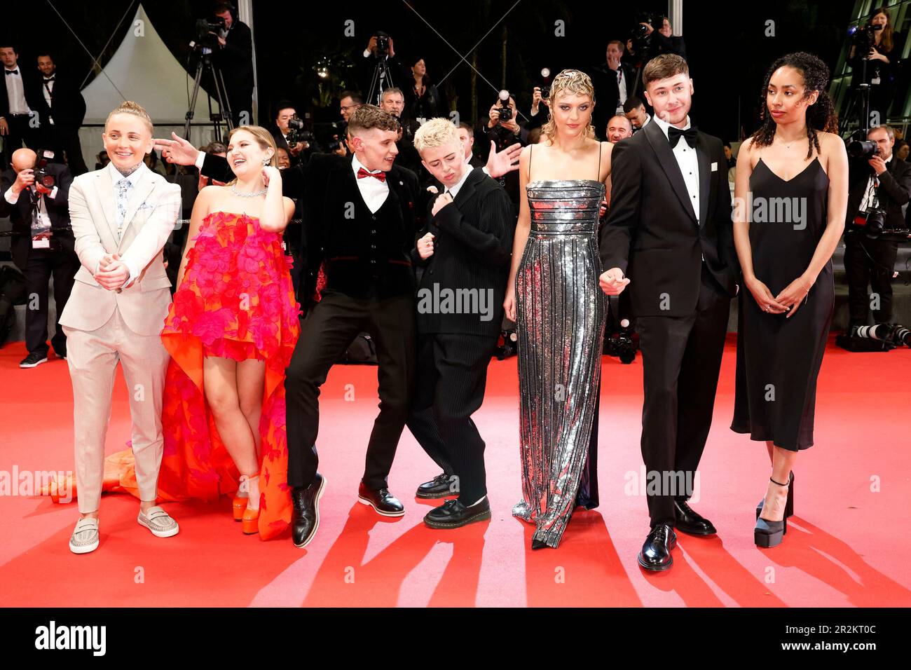 Molly Manning Walker, Lara Peake, Mia McKenna-Bruce, Samuel Bottomley, Shaun Thomas, Enva Lewis et Laura Ambler assistent à la première "quatre filles" lors du Festival de Cannes 76th au Palais des Festivals de Cannes, le 19 mai 2023. Banque D'Images