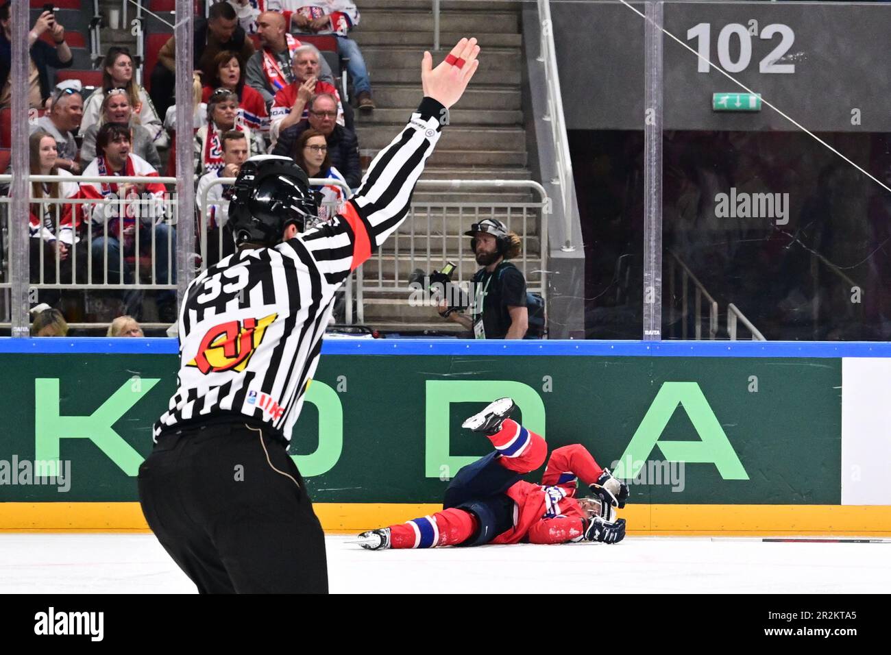 Riga, Lettonie. 20th mai 2023. Blessé Thomas Olsen de Norvège pendant le Championnat du monde de hockey sur glace de l'IIHF, groupe B match République tchèque contre Norvège à Riga, Lettonie, 20 mai 2023. Crédit : David Tanecek/CTK photo/Alay Live News Banque D'Images