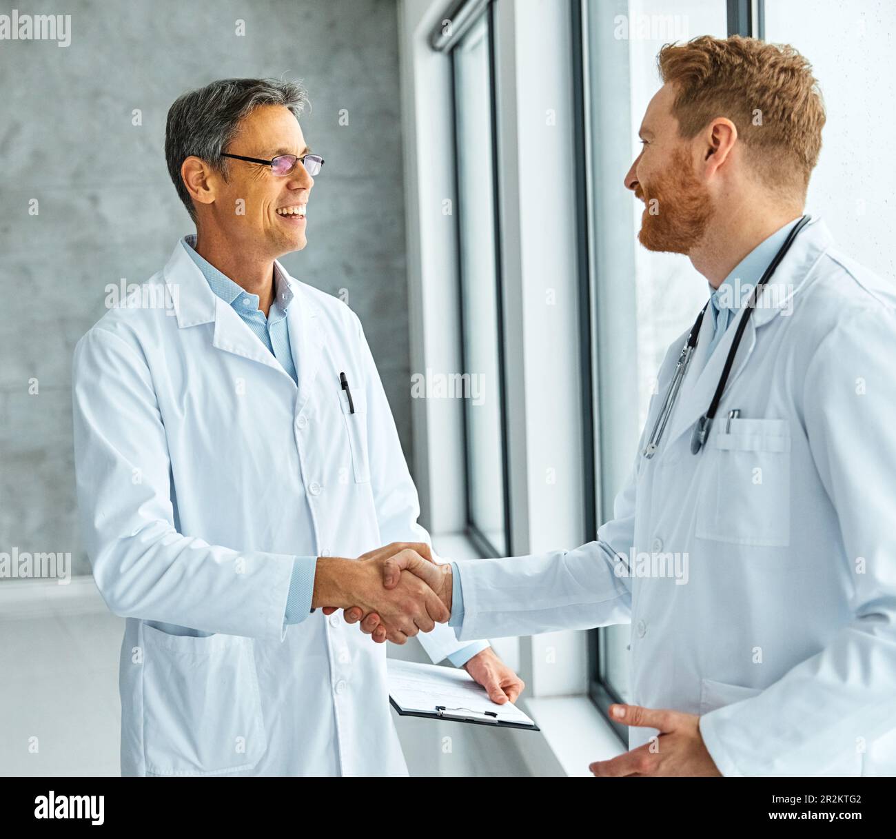 médecin équipe d'hôpital travail d'équipe santé médecine rencontre de soins de santé accord poignée de main secouer la main secouant senior introduction salutation médical Banque D'Images