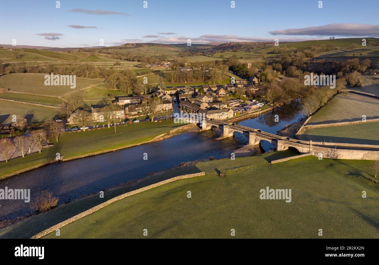 Une vue aérienne stupéfiante de Burnsall qui se trouve sur un virage de la rivière Wharfe entouré d'un cercle spectaculaire de coquillages au soleil du matin, entouré Banque D'Images