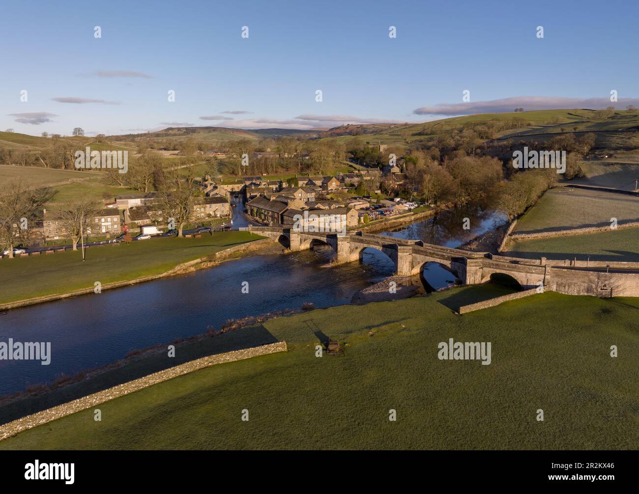 Une vue aérienne stupéfiante de Burnsall qui se trouve sur un virage de la rivière Wharfe entouré d'un cercle spectaculaire de coquillages au soleil du matin, entouré Banque D'Images