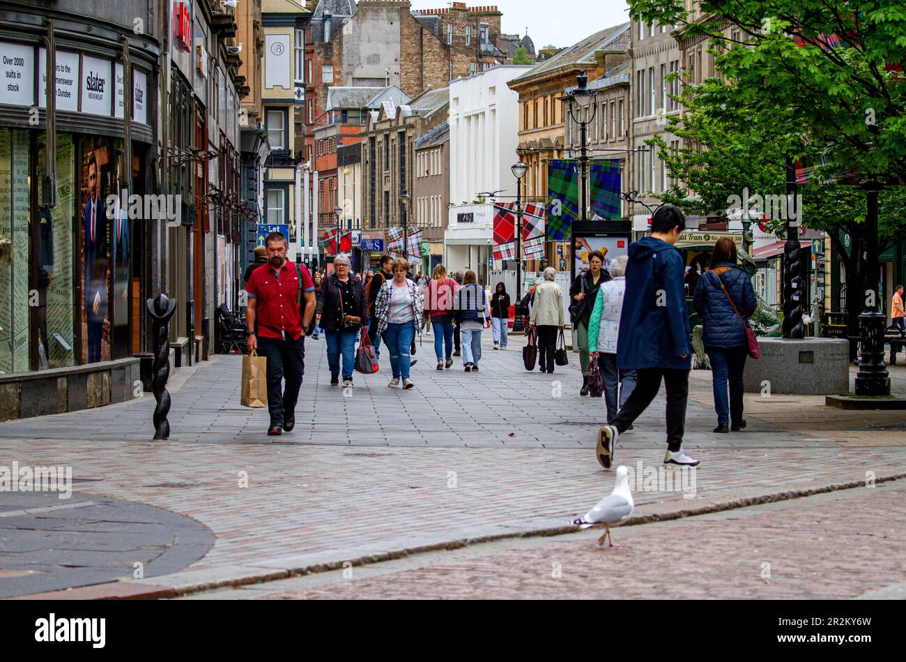 Dundee, Tayside, Écosse, Royaume-Uni. 20th mai 2023. Météo au Royaume-Uni : la température élevée actuelle dans le nord-est de l'Écosse était d'environ 15 °C, avec une brise modérée. Dans le temps de mai, les résidents locaux et les femmes élégantes passent le week-end dans le centre-ville de Dundee, en profitant de la vie en ville et en allant dans leur vie quotidienne. Crédit : Dundee Photographics/Alamy Live News Banque D'Images