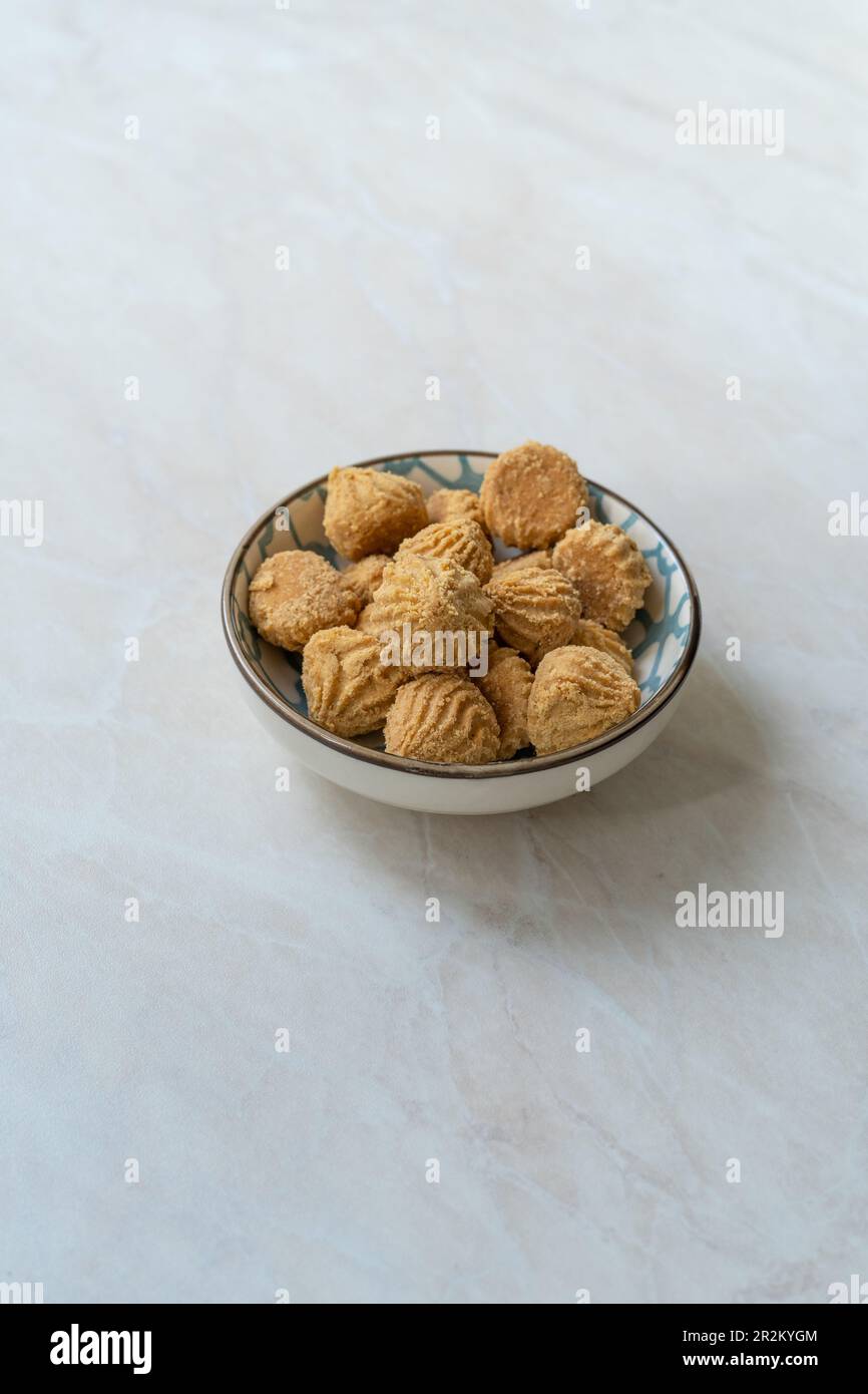 Biscuits Talkan traditionnels faits de pois chiches rôtis. Prêt à manger. Banque D'Images