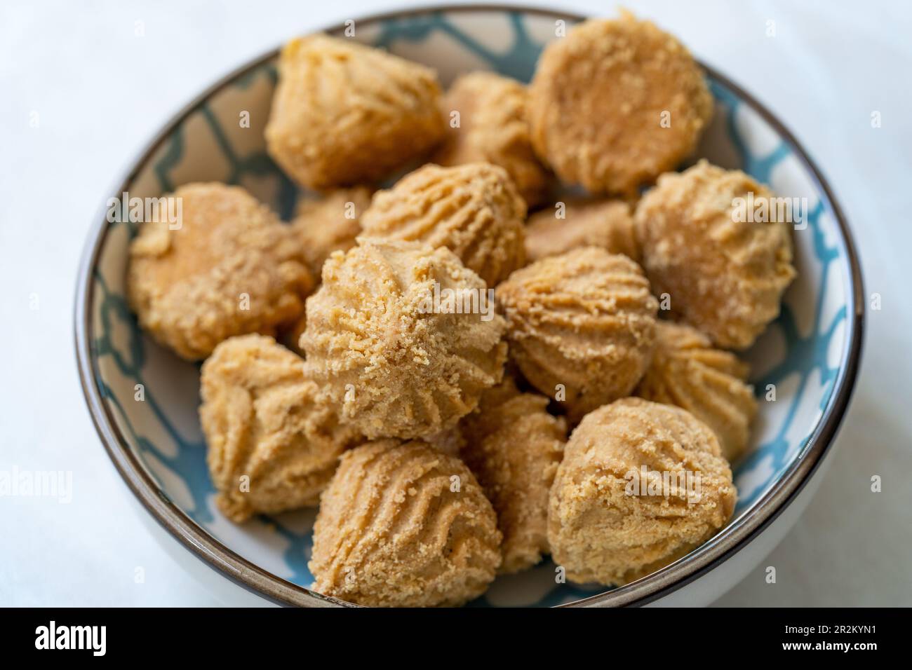 Biscuits Talkan traditionnels faits de pois chiches rôtis. Prêt à manger. Banque D'Images