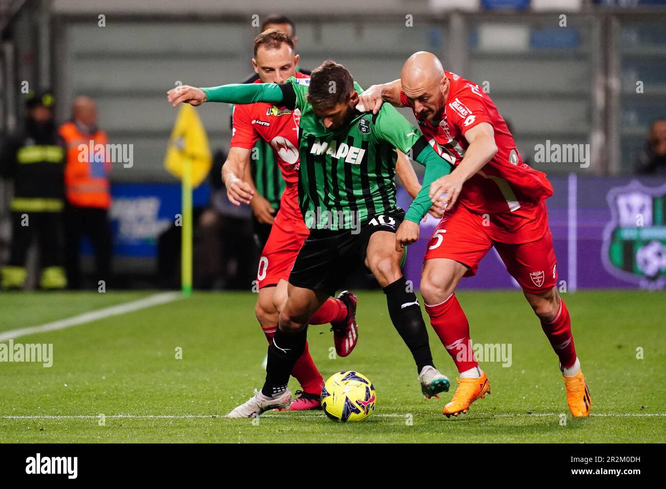 Domenico Berardi (US Sassuolo Calcio) et Luca Caldirola (AC Monza) pendant le championnat italien Serie Un match de football entre US Sassuolo et AC Monza sur 19 mai 2023 au stade Mapei à Reggio Emilia, Italie - photo: Alessio Morgese/DPPI/LiveMedia crédit: Agence photo indépendante/Alay Live News Banque D'Images