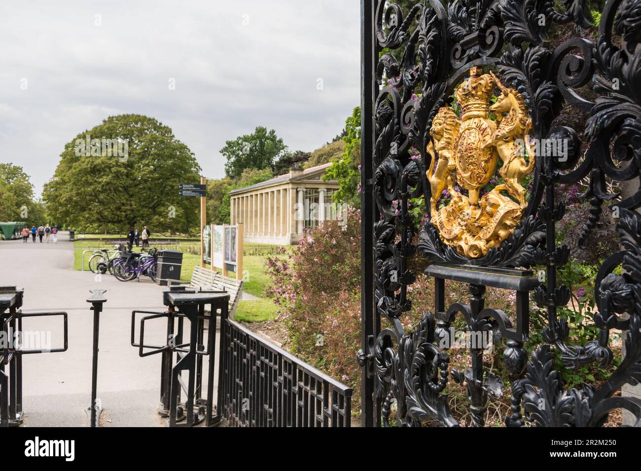 Le Lion et la licorne sur les armoiries royales sur la porte Elizabeth à Kew Gardens, Londres, Angleterre, Royaume-Uni Banque D'Images