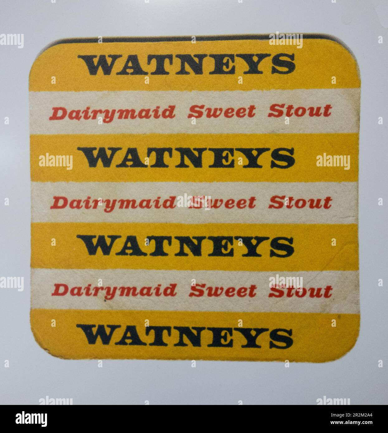 Gros plan sur un tapis de bière coloré Watneys Dairymaid Sweet Stout Banque D'Images