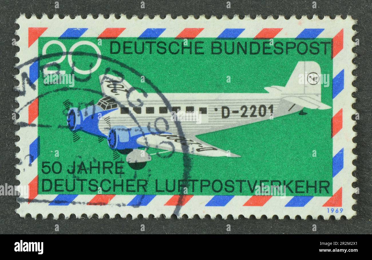 Timbre-poste annulé imprimé par l'Allemagne, qui montre Junkers Ju 52 3m 'Boelke', 50th anniversaire des services aériens allemands, vers 1969. Banque D'Images