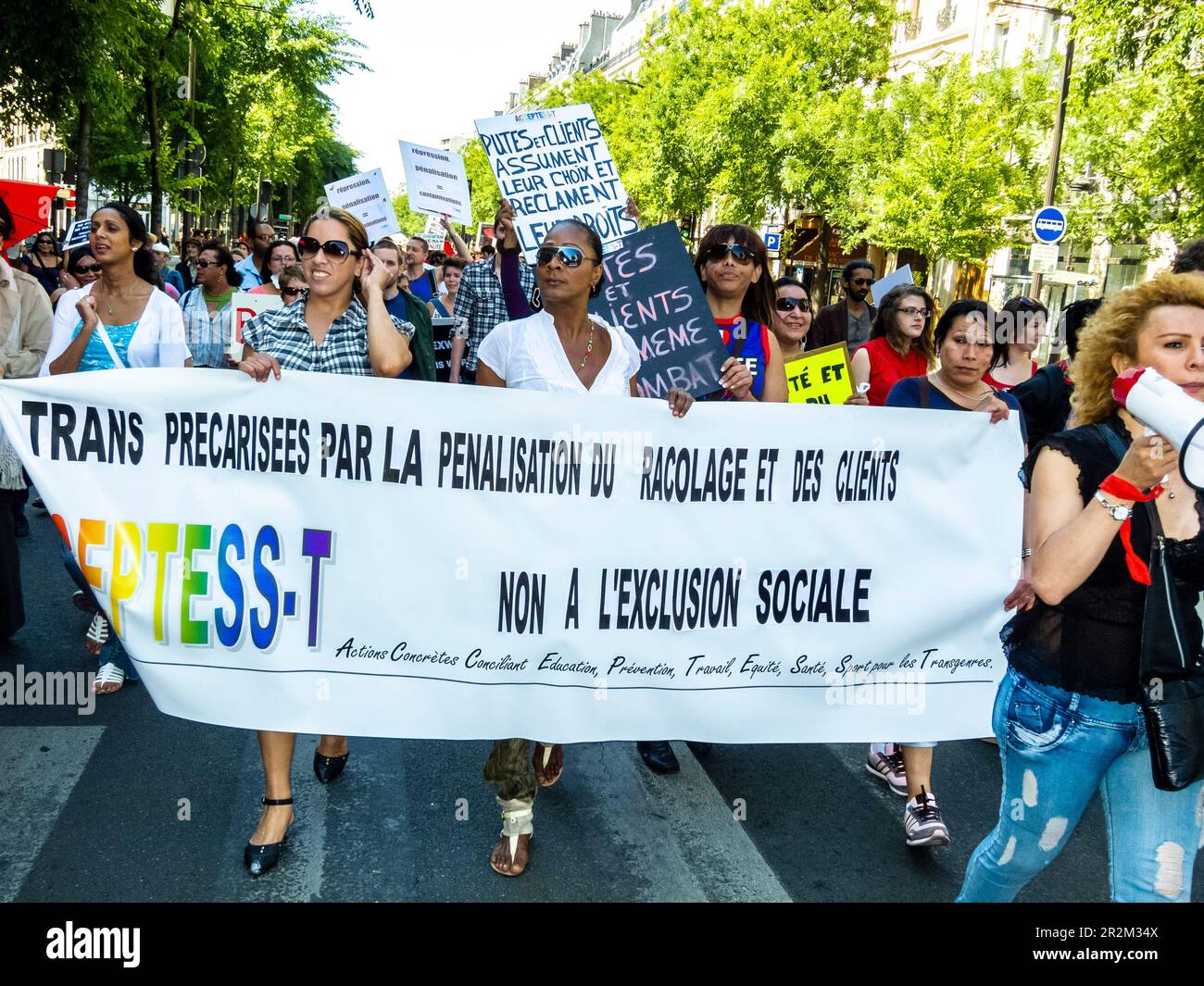 Paris, France, foule Trans femmes protestant contre la loi anti-prostitution sanctionnant les clients, Acceptess-T ,N.G.O., 2011, Banque D'Images