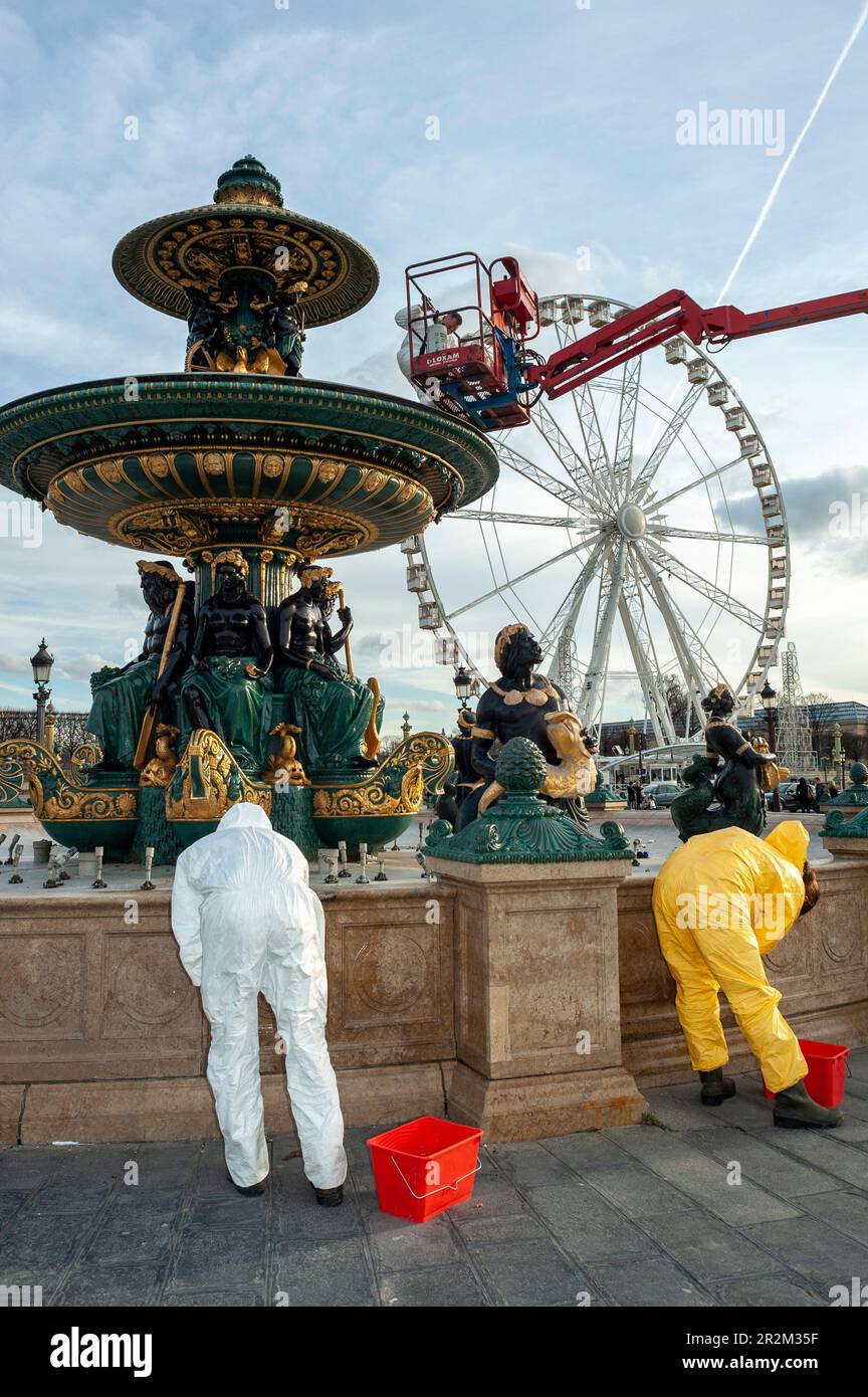 Paris, France, hommes de travail, monuments français, place de la Concorde, Fontaines d'eau publique, Fontaine des Mers, crédit : Jacques I. HITTORFF, 1840 Banque D'Images