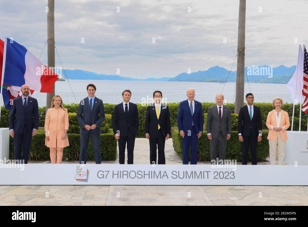 Hiroshima, Japon. 20 mai 2023. Les membres du Groupe des sept dirigeants se posent ensemble pour la photo officielle de la famille le deuxième jour du Sommet de G7 à l'Hôtel Grand Prince, à 20 mai 2023, à Hiroshima, au Japon. Debout de gauche à droite : le président du Conseil européen Charles Michel, le premier ministre italien Giorgia Meloni, le premier ministre canadien Justin Trudeau, le président français Emmanuel Macron, le premier ministre japonais Fumio Kishida, États-Unis Le président Joe Biden, le chancelier allemand OLAF Schotz, le Premier ministre britannique Rishi Sunak et le président de la Commission européenne Ursula von der Leyen. Crédit: Photo de piscine/G7 Hir Banque D'Images