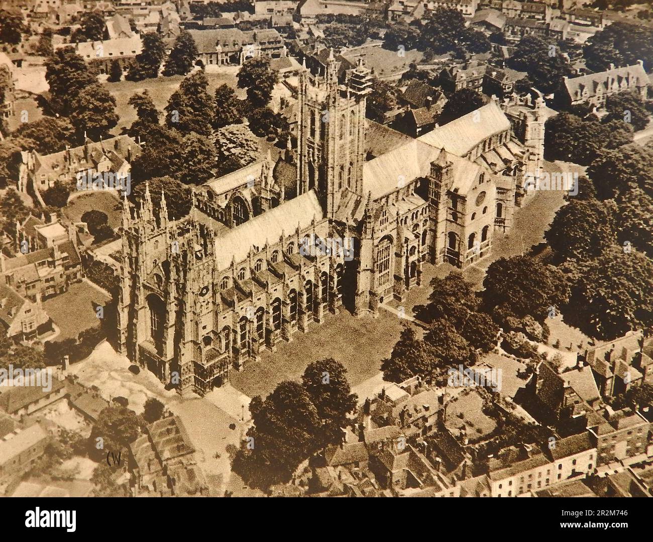 Vue des années 1930 sur la cathédrale de Canterbury depuis les airs. Banque D'Images