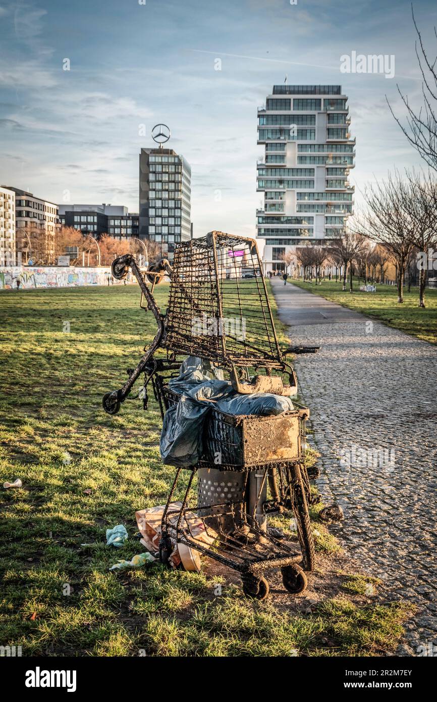 Fahrräder und Einkaufswagen aus der Spree geborgen, East Side Gallery, Mediaspree, Friedrichshain, Vandalismus, Leihräder, Müll, Umweltverschmutzung, Banque D'Images