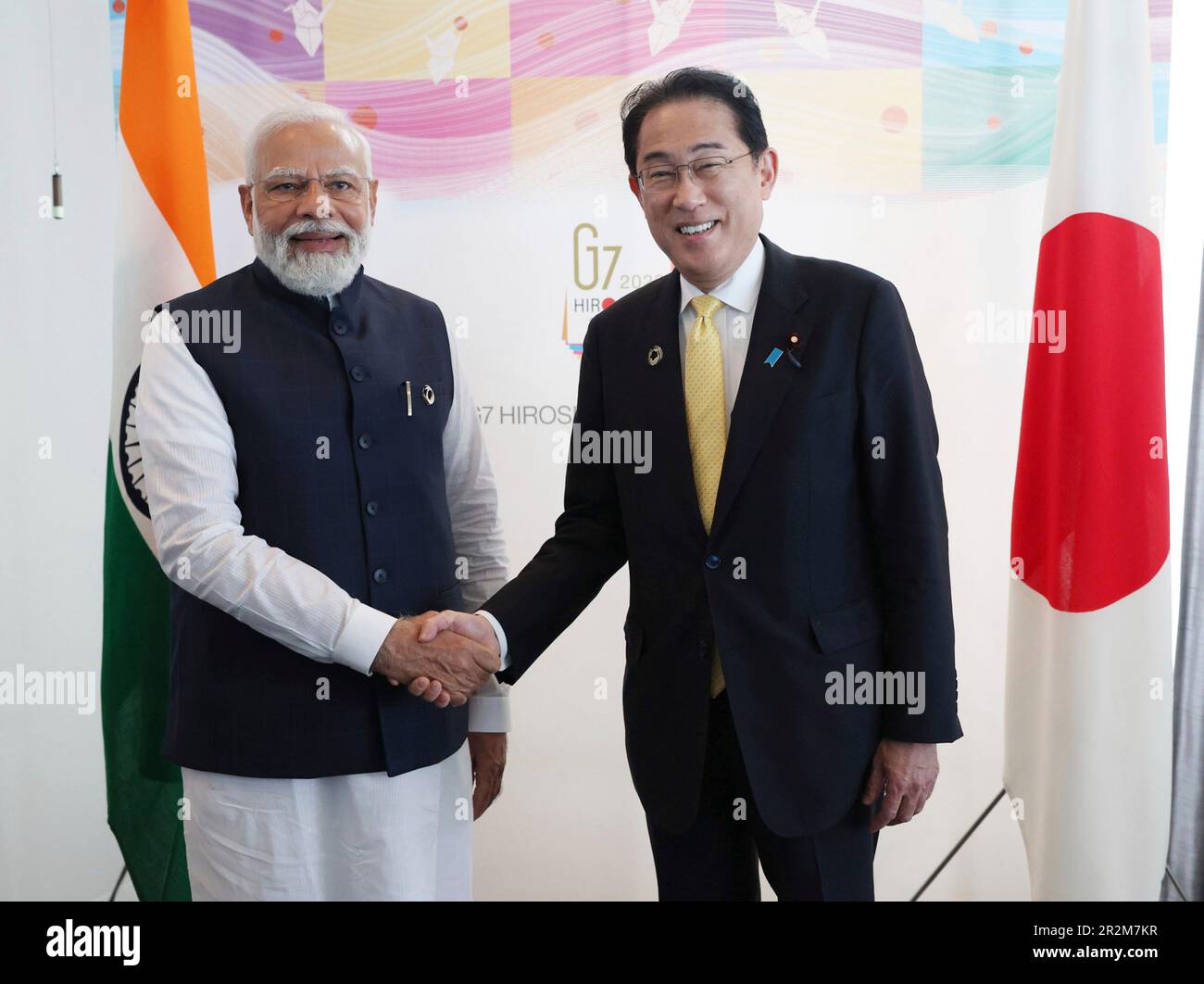 Hiroshima, Japon. 20th mai 2023. Le Premier ministre indien Narendra Modi, à gauche, tremble les mains avec le Premier ministre japonais Fumio Kishida, à droite, avant le début de leur réunion bilatérale en marge de la réunion du Sommet de G7 à l'hôtel Grand Prince, à 20 mai 2023, à Hiroshima, au Japon. Crédit: Pool photo/Bureau d'information de presse/Alamy Live News Banque D'Images