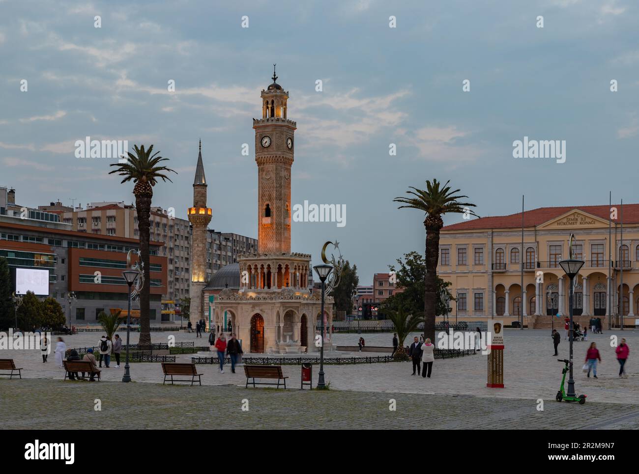 Une photo de la place Konak au coucher du soleil, avec la Tour de l'horloge d'Izmir, la Mosquée Konak et le bâtiment du gouvernorat d'Izmir. Banque D'Images