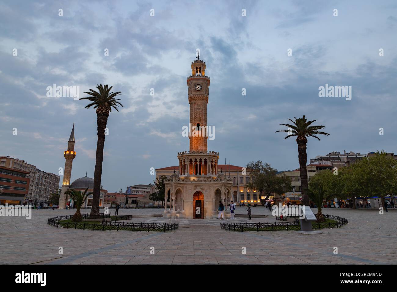 Une photo de la place Konak au coucher du soleil, avec la Tour de l'horloge d'Izmir, la Mosquée Konak et le bâtiment du gouvernorat d'Izmir. Banque D'Images