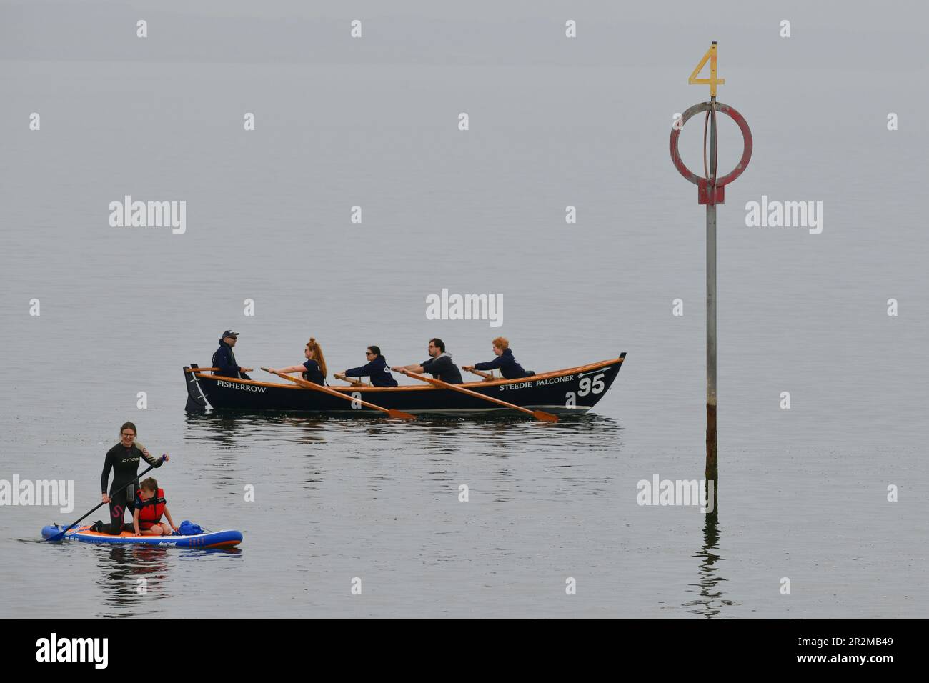 Edinburgh, Écosse, Royaume-Uni, 20 mai 2023. Les surfeurs contre les eaux usées Journée nationale d'action avec les nageurs et les surfeurs locaux qui se rassemblent à Portobello Beach pour exiger la fin du rejet des eaux usées. credit sst/alamy nouvelles en direct Banque D'Images