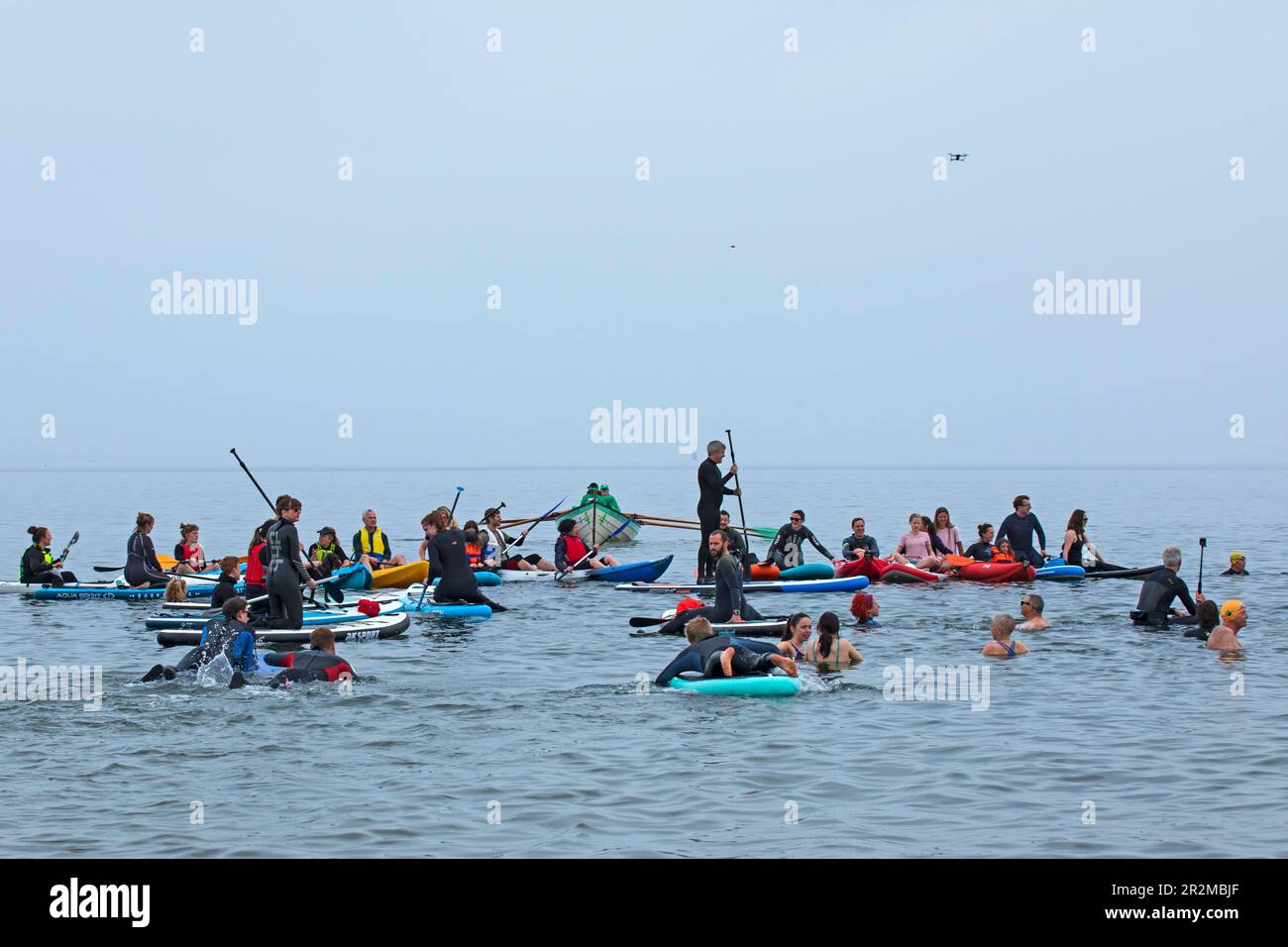 Portobello, Édimbourg, Écosse, Royaume-Uni. Surfeurs contre les eaux usées. Planches de surf, paddleboards, voiliers et placards tous pour Surfers contre les eaux usées National paddle-out 20 mai 2023. Pour envoyer un message aux pollueurs profiteurs. L'océan est menacé et des mesures drastiques sont nécessaires maintenant. Organisé par Charlie Allanson-Oddy, l'un des fondateurs du groupe et bénévole Kim travers, plus Alastair (professeur et Firth of Forth Restoration). Crédit : Arch White/alamy Live News. Banque D'Images