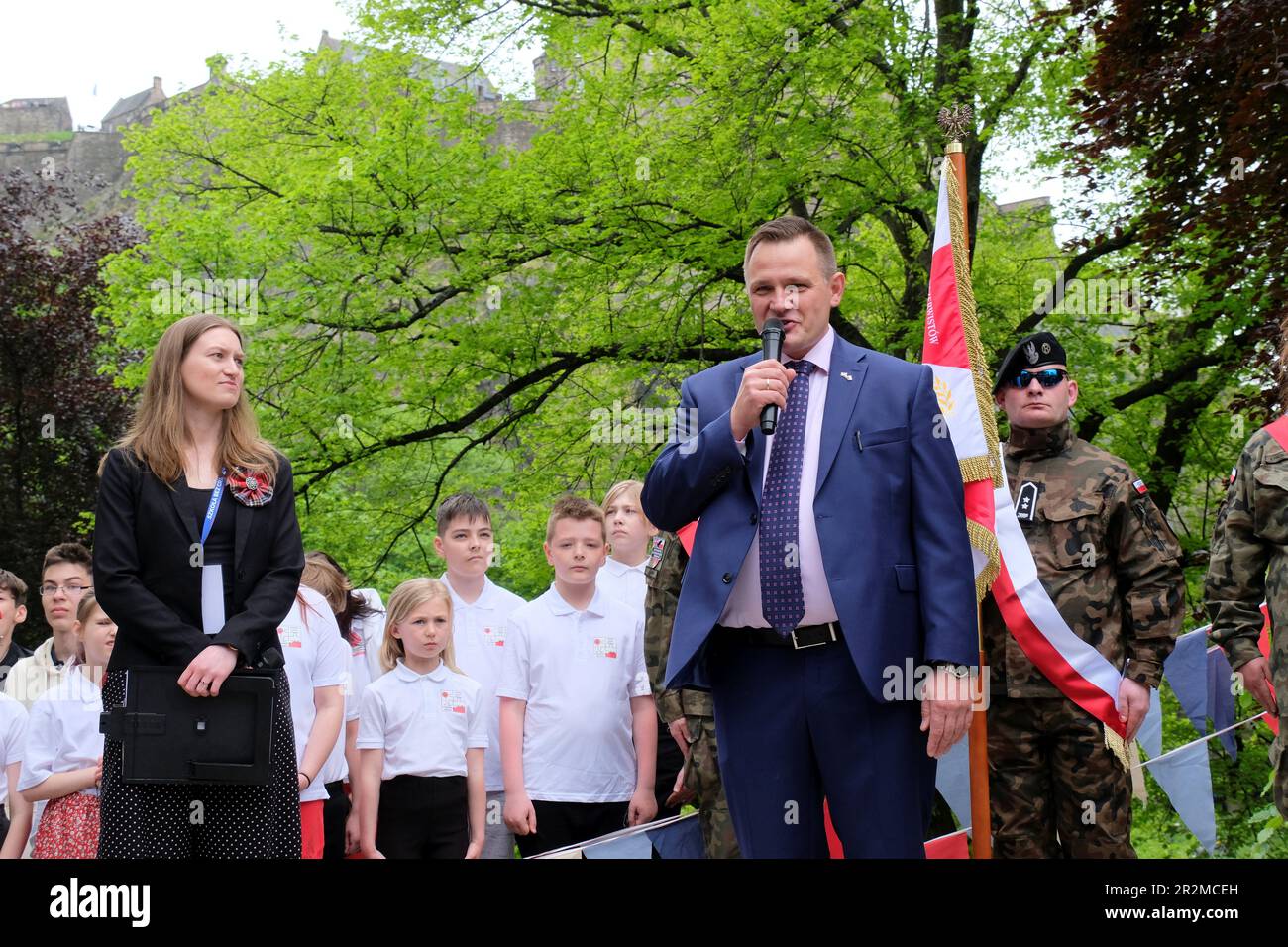 Édimbourg, Écosse, Royaume-Uni. 20th mai 2023. Journée de Wojtek dans les jardins de Princes Street avec une cérémonie à côté de la statue en son honneur. Wojtek l'ours soldat a servi avec le corps polonais II pendant la Seconde Guerre mondiale, en commençant par le rang de soldat et finalement en étant promu au rang de caporal. Il a aidé à déplacer des caisses de munitions, avec des corvées et est devenu une célébrité à son époque. Après WW2, le corps polonais II et Wojtek se sont installés en Écosse, et Wojtek s'est ensuite installé au zoo d'Édimbourg en 1947 et est décédé en 1963 à l'âge de 21 ans. Consul général à Édimbourg Łukasz Lutostański. Crédit : Craig Brown/Alay Live News Banque D'Images