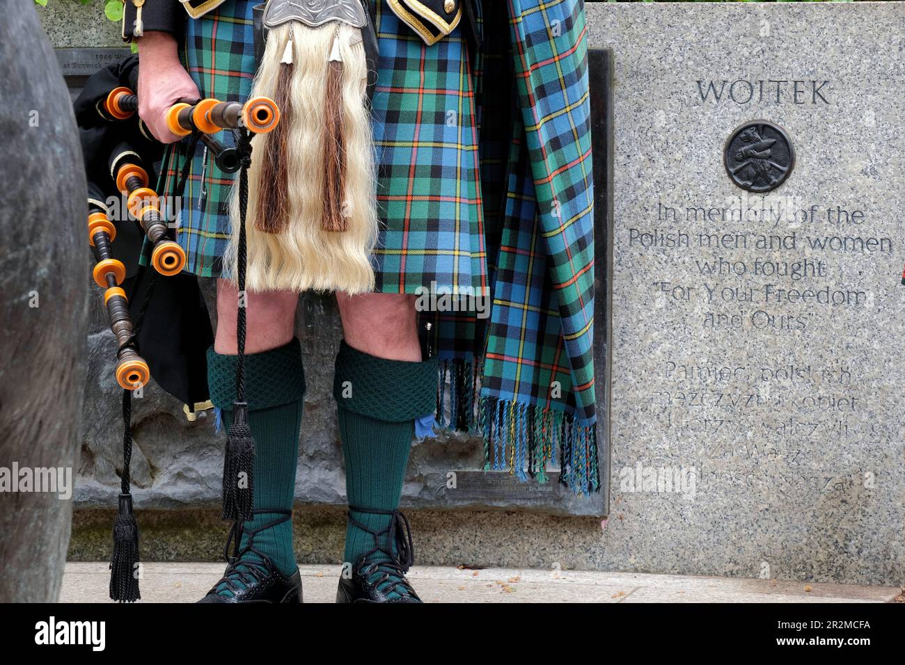 Édimbourg, Écosse, Royaume-Uni. 20th mai 2023. Journée de Wojtek dans les jardins de Princes Street avec une cérémonie à côté de la statue en son honneur. Wojtek l'ours soldat a servi avec le corps polonais II pendant la Seconde Guerre mondiale, en commençant par le rang de soldat et finalement en étant promu au rang de caporal. Il a aidé à déplacer des caisses de munitions, avec des corvées et est devenu une célébrité à son époque. Après WW2, le corps polonais II et Wojtek se sont installés en Écosse, et Wojtek s'est ensuite installé au zoo d'Édimbourg en 1947 et est décédé en 1963 à l'âge de 21 ans. Piper à côté du mémorial Wojtek. Crédit : Craig Brown/Alay Live News Banque D'Images