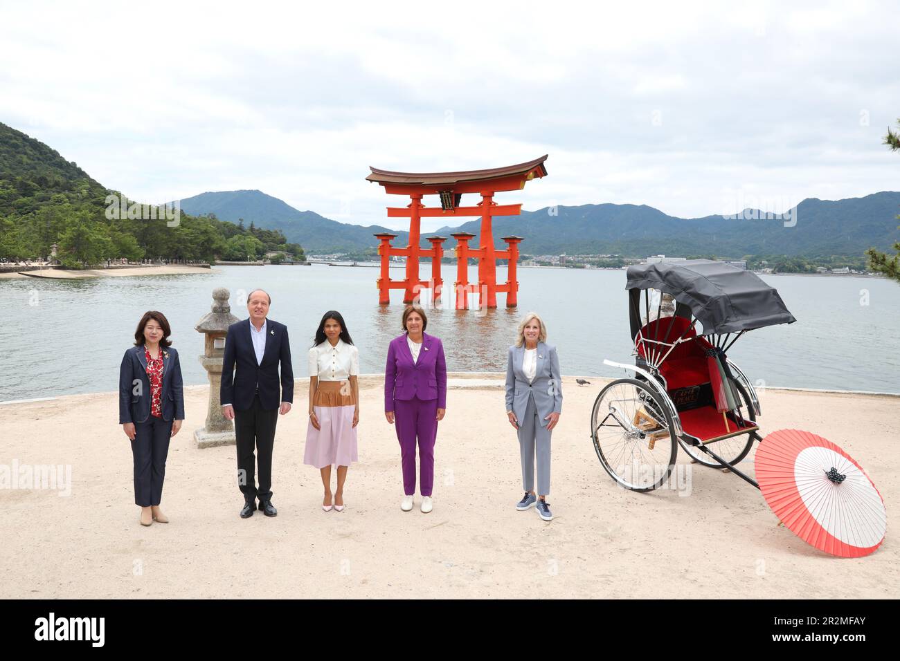 Hatsukaichi, Japon. 20th mai 2023. Les conjoints du Groupe des sept dirigeants se posent ensemble au sanctuaire d'Itsukushima sur l'île Miyajima lors du programme des conjoints en marge du Sommet de G7, à 20 mai 2023, à Hatsukaichi, au Japon. Debout de gauche à droite : Yuko Kishida du Japon, Heiko von der Leyen, épouse du président de l'Union européenne, Akshata Narayan Murty du Royaume-Uni, Britta Ernst d'Allemagne, et la première dame des États-Unis, Jill Biden. Crédit: Photo de piscine/G7 Hiroshima/Alamy Live News Banque D'Images