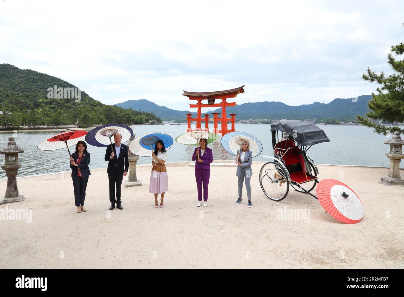 Hatsukaichi, Japon. 20th mai 2023. Les conjoints du Groupe des sept dirigeants se posent ensemble sous des parasols de style japonais traditionnel au sanctuaire d'Itsukushima sur l'île de Miyajima pendant le programme des conjoints en marge du Sommet de G7, à 20 mai 2023, à Hatsukaichi, au Japon. Debout de gauche à droite : Yuko Kishida du Japon, Heiko von der Leyen, épouse du président de l'Union européenne, Akshata Narayan Murty du Royaume-Uni, Britta Ernst d'Allemagne, et la première dame des États-Unis, Jill Biden. Crédit: Photo de piscine/G7 Hiroshima/Alamy Live News Banque D'Images