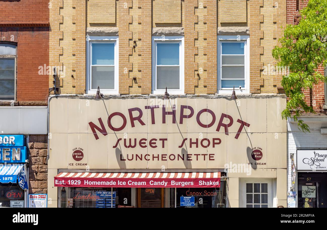 Façade extérieure du Northport Sweet Shop à Northport, NY Banque D'Images