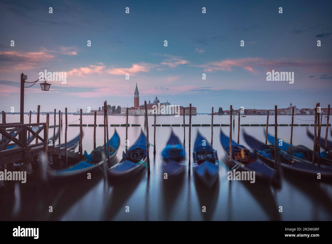 Gondoles et église San Giorgio Maggiore quelques minutes avant le lever du soleil. Venise. Photographie en exposition longue. Vénétie, Italie Banque D'Images