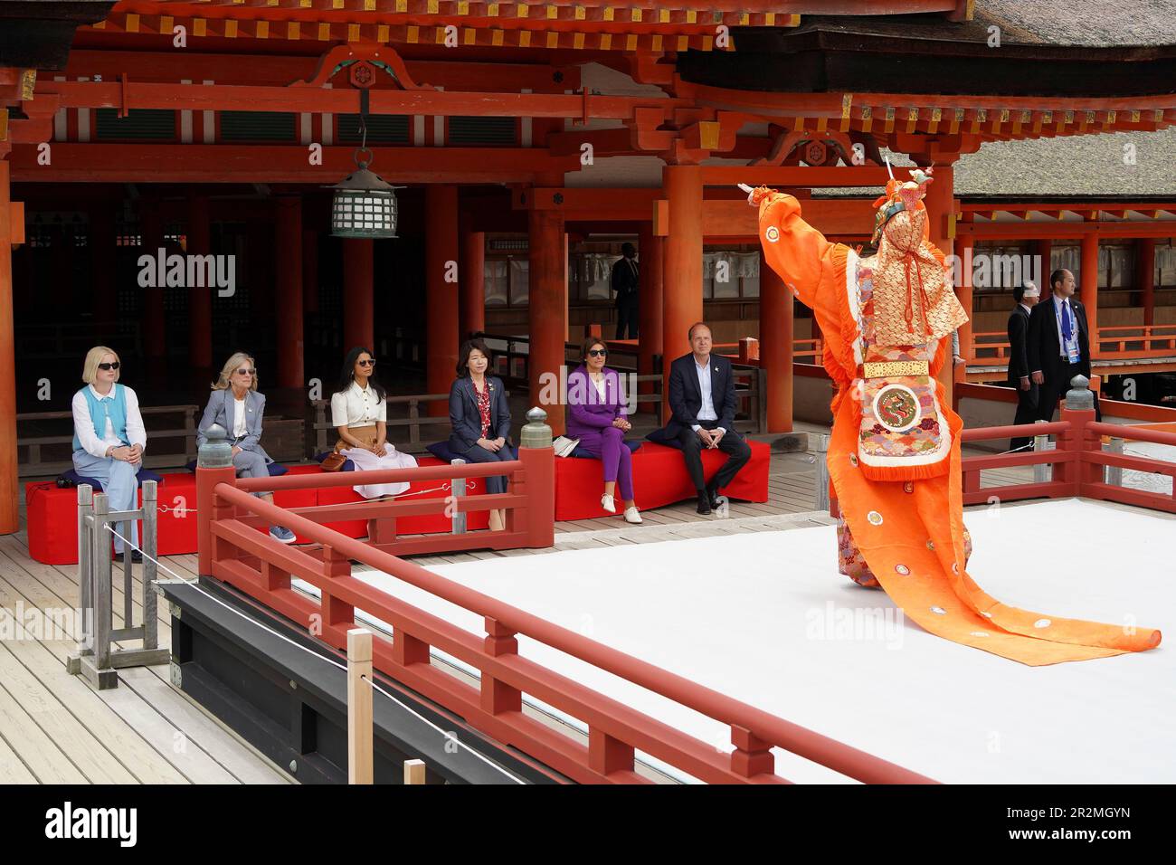 Hatsukaichi, Japon. 20th mai 2023. Les conjoints du Groupe des sept dirigeants regardent une danse japonaise traditionnelle connue sous le nom de Bugaku au sanctuaire d'Itsukushima sur l'île de Miyajima pendant le programme des conjoints en marge du Sommet de G7, à 20 mai 2023, à Hatsukaichi, au Japon. Assis de gauche à droite : Maisy Biden, petite-fille des États-Unis Le président Joe Biden, la première dame des États-Unis Jill Biden, Akshata Narayan Murty du Royaume-Uni, Yuko Kishida du Japon, Britta Ernst de l'Allemagne et Heiko von der Leyen, épouse du président de l'Union européenne. Crédit: Photo de piscine/G7 Hiroshima/Alamy Live News Banque D'Images