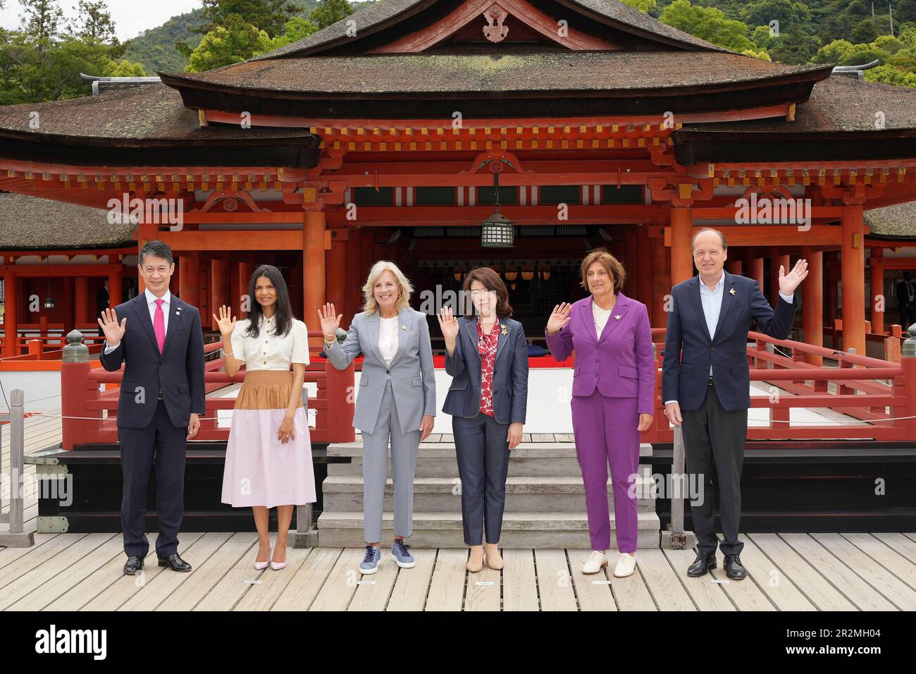 Hatsukaichi, Japon. 20th mai 2023. Les épouses du Groupe des sept leaders se brandirent au sanctuaire d'Itsukushima sur l'île de Miyajima lors du programme des conjoints en marge du Sommet de G7, à 20 mai 2023, à Hatsukaichi, au Japon. Debout de gauche à droite : Akshata Narayan Murty, du Royaume-Uni, la première dame des États-Unis, Jill Biden, Yuko Kishida, du Japon, Britta Ernst, d'Allemagne, et Heiko von der Leyen, épouse du président de l'Union européenne. Crédit: Photo de piscine/G7 Hiroshima/Alamy Live News Banque D'Images