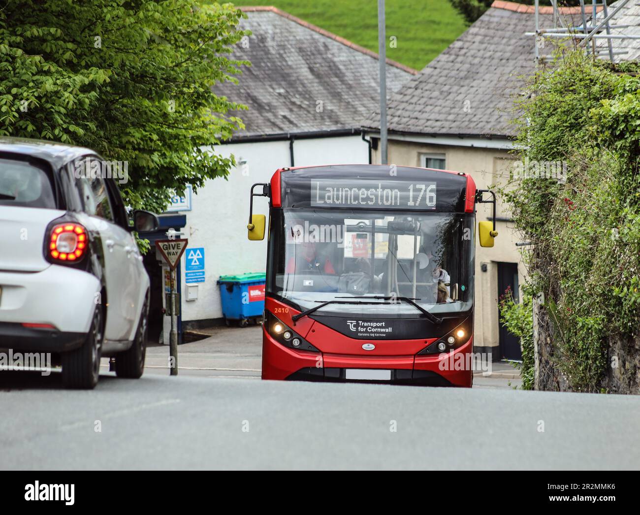 Transport pour Cornwall 176 bus arrivant à Launcestondu A30 Banque D'Images