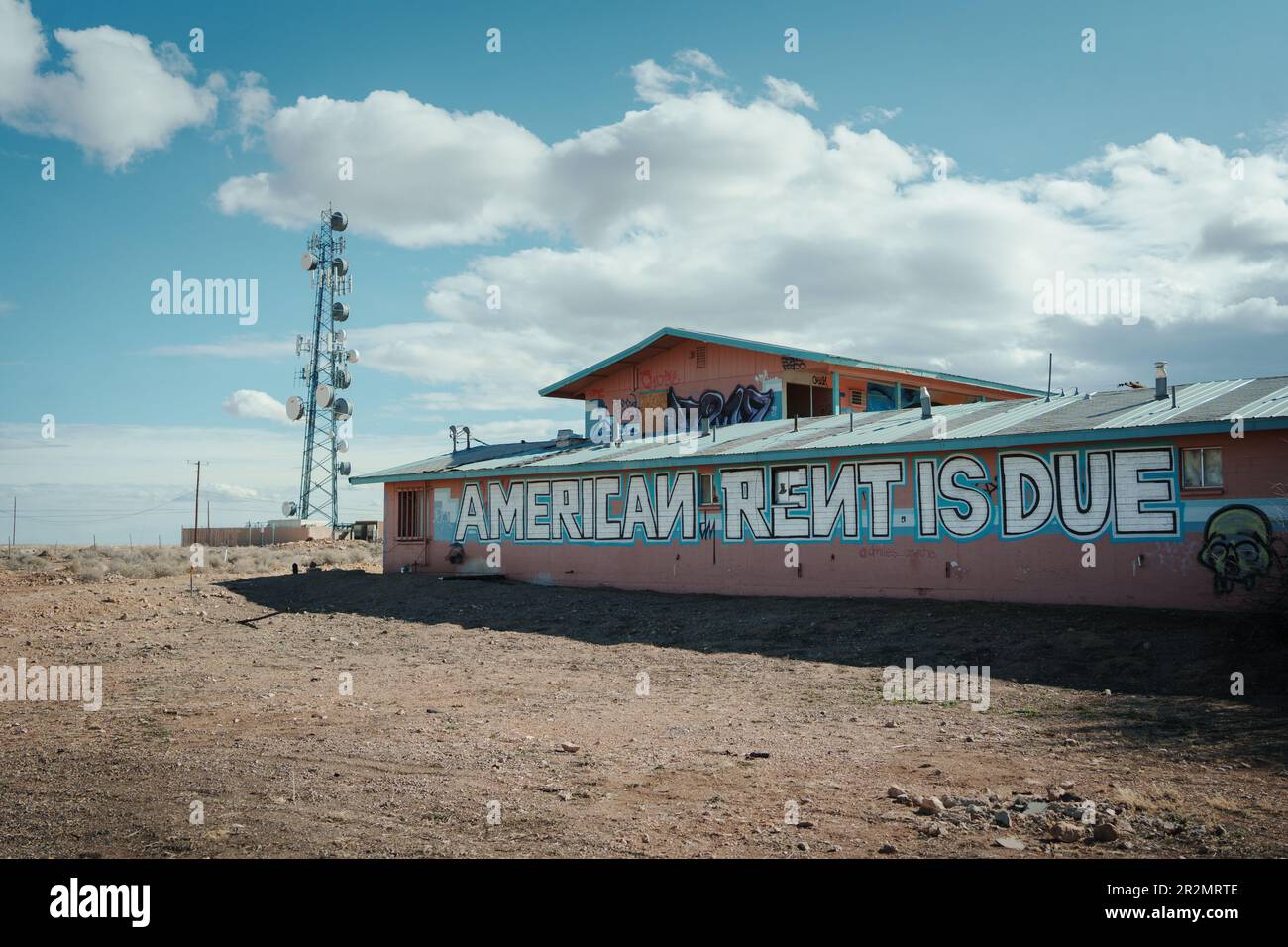 Graffiti « American Rent is due » au Painted Desert Project, Cameron, Arizona Banque D'Images
