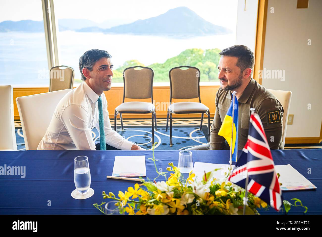 Dans le cadre d'une visite de travail au Japon pour participer au Sommet de G7, le Président de l'Ukraine, Volodymyr Zelensky, a tenu une réunion avec le Premier ministre du Royaume-Uni, Rishi Sunak. Le chef de l'État a remercié le Premier ministre britannique pour le leadership du Royaume-Uni dans la coalition internationale des avions de chasse. Les parties ont discuté de la poursuite de la mise en oeuvre des accords conclus lors de la visite du Président de l'Ukraine au Royaume-Uni, qui s'est déroulée au 14 mai. Banque D'Images