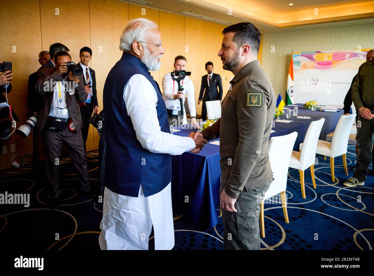 Dans le cadre d'une visite de travail au Japon pour participer au Sommet de G7, le Président de l'Ukraine, Volodymyr Zelensky, a tenu une réunion avec le Premier ministre de l'Inde, Narendra Modi. Le Président a remercié l'Inde d'avoir soutenu l'intégrité territoriale et la souveraineté de notre pays, en particulier aux plates-formes des organisations internationales. Le chef de l'État a également remercié l'Inde d'avoir fourni une aide humanitaire à l'Ukraine. « La guerre a entraîné de nombreuses crises et souffrances. Des enfants déportés, des territoires minés, des villes détruites, des destins détruits », a déclaré M. Zelensky. Banque D'Images