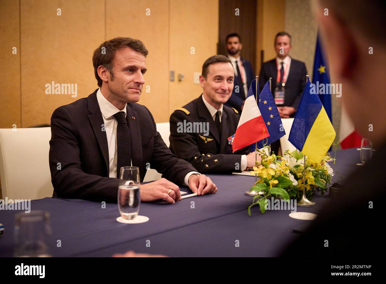 Dans le cadre d'une visite de travail au Japon pour participer au Sommet de G7, le Président de l'Ukraine, Volodymyr Zelensky, a rencontré le Président de la République française, Emmanuel Macron. Le chef de l'État a remercié la France pour les décisions importantes concernant l'appui militaire et humanitaire à l'Ukraine. Zelenskyy a souligné l'importance du soutien de la France à la coalition des avions de chasse et de la participation du pays à la mission de formation des pilotes ukrainiens. Le Président de l'Ukraine a souligné la priorité de la mise en œuvre de la formule de paix ukrainienne et de la participation du plus grand nombre possible de pays à ce processus. Banque D'Images