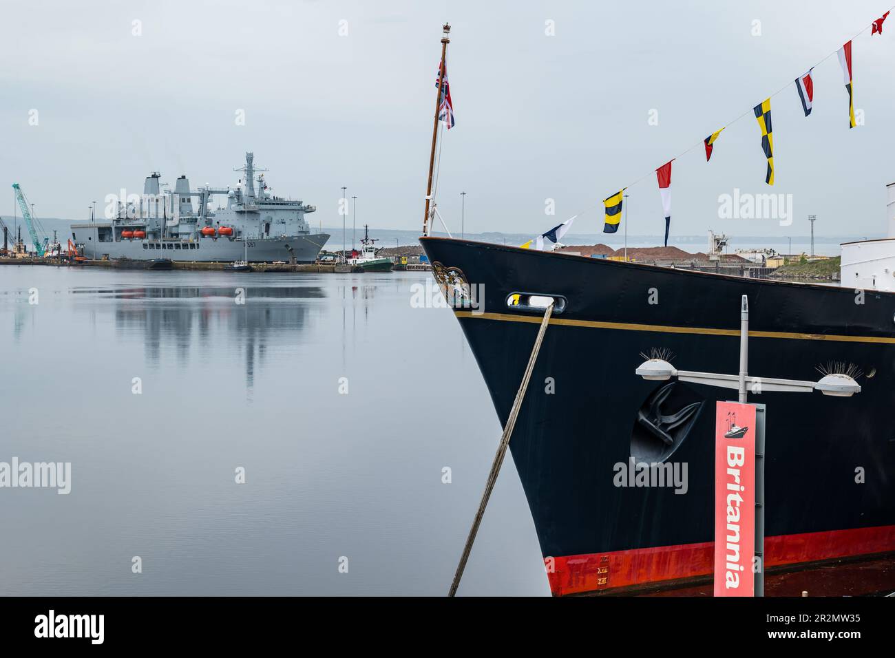 Édimbourg, Écosse, Royaume-Uni, 20th mai 2023. RFA fort Victoria (A387) entre dans le port de Leith : La flotte combinée stocke le navire et le pétrolier de la Royal Fleet Auxiliary du Royaume-Uni, chargé de fournir des munitions, du carburant, de la nourriture et d'autres fournitures aux navires de la Royal Navy est manoeuvré dans le port jusqu'à un amarrage par remorqueur le Royal Yacht Britannia. Crédit : Sally Anderson/Alay Live News Banque D'Images