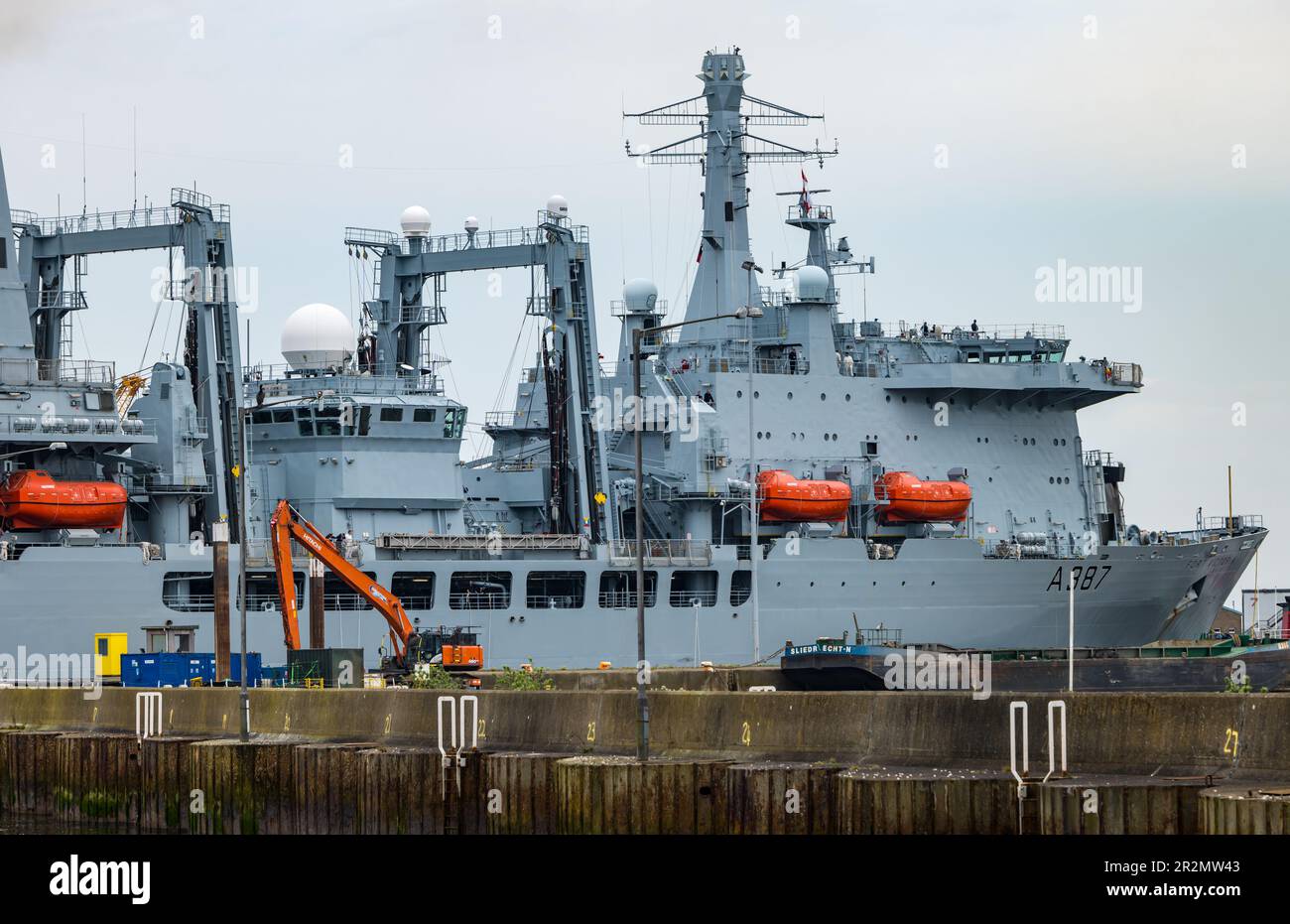 Édimbourg, Écosse, Royaume-Uni, 20th mai 2023. RFA fort Victoria (A387) entre dans le port de Leith : la flotte combinée stocke le navire et le pétrolier de la Royal Fleet Auxiliary du Royaume-Uni, chargé de fournir des munitions, du carburant, de la nourriture et d'autres fournitures aux navires de la Royal Navy britannique, est manoeuvrée dans le port jusqu'à un amarrage par des remorqueurs. Crédit : Sally Anderson/Alay Live News Banque D'Images