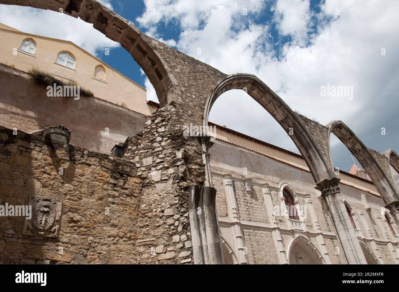 Ruines avec arcade et mur latéral, église Carmo, Bairro Alto, Lisbonne, Portugal Banque D'Images