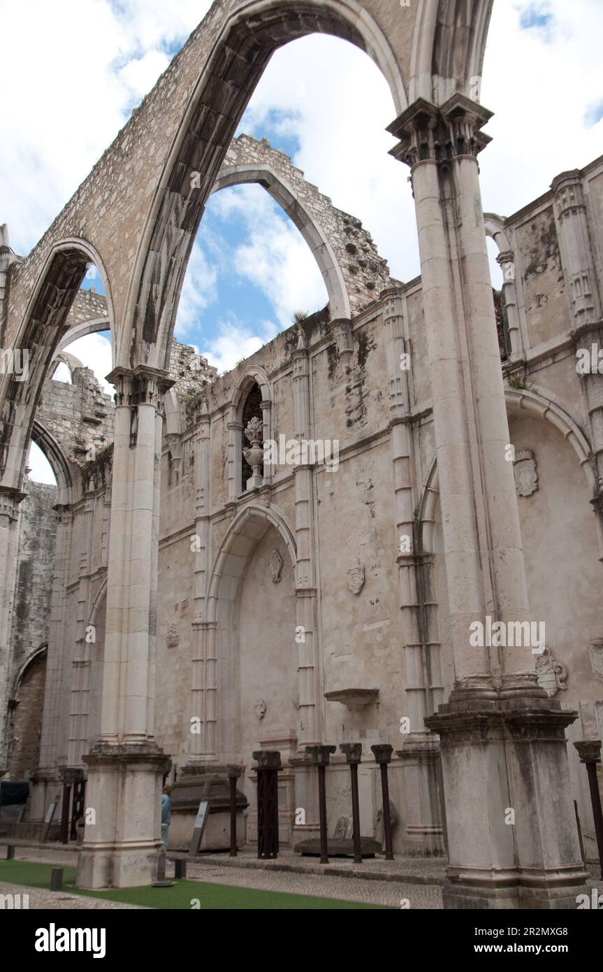 Ruines avec arcades et mur latéral, Couvent Carmo, Bairro Alto, Lisbonne, Portugal Banque D'Images