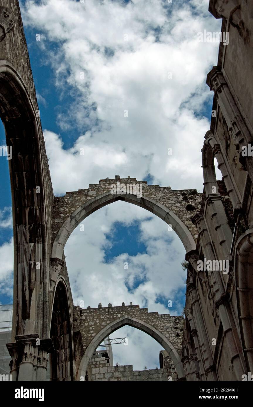 Ruines avec arcades, église Carmo, Bairro Alto, Lisbonne, Portugal Banque D'Images