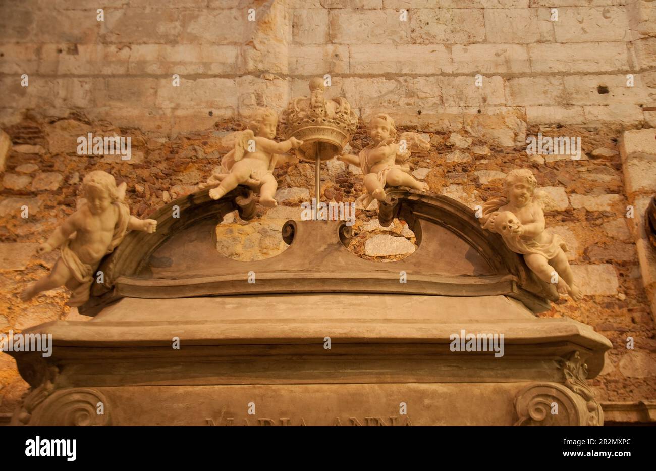 Sculptures sur le tombeau de la reine Maria Anna du Portugal, Couvent Carmo, Bairro Alto, Lisbonne, Portugal Banque D'Images