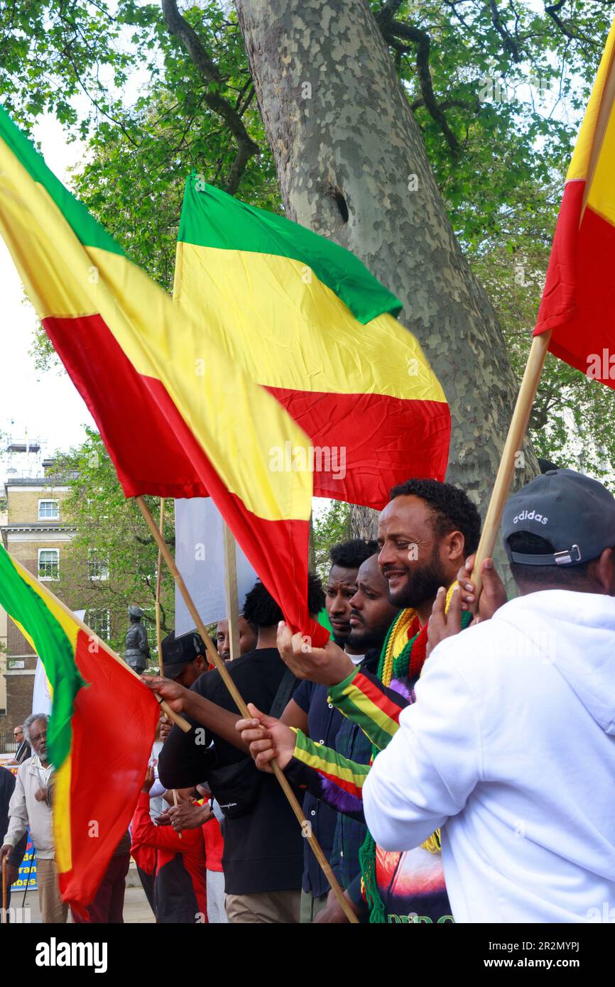 Londres, Angleterre, Royaume-Uni 20 mai 2023 des manifestants se réunissent à Downing Street en réponse à la poursuite des meurtres du peuple amharan en Éthiopie. Plusieurs des manifestants avaient des amis et des membres de leur famille en danger encore en Ethiopie Credit: Denise Laura Baker/Alay Live News Banque D'Images