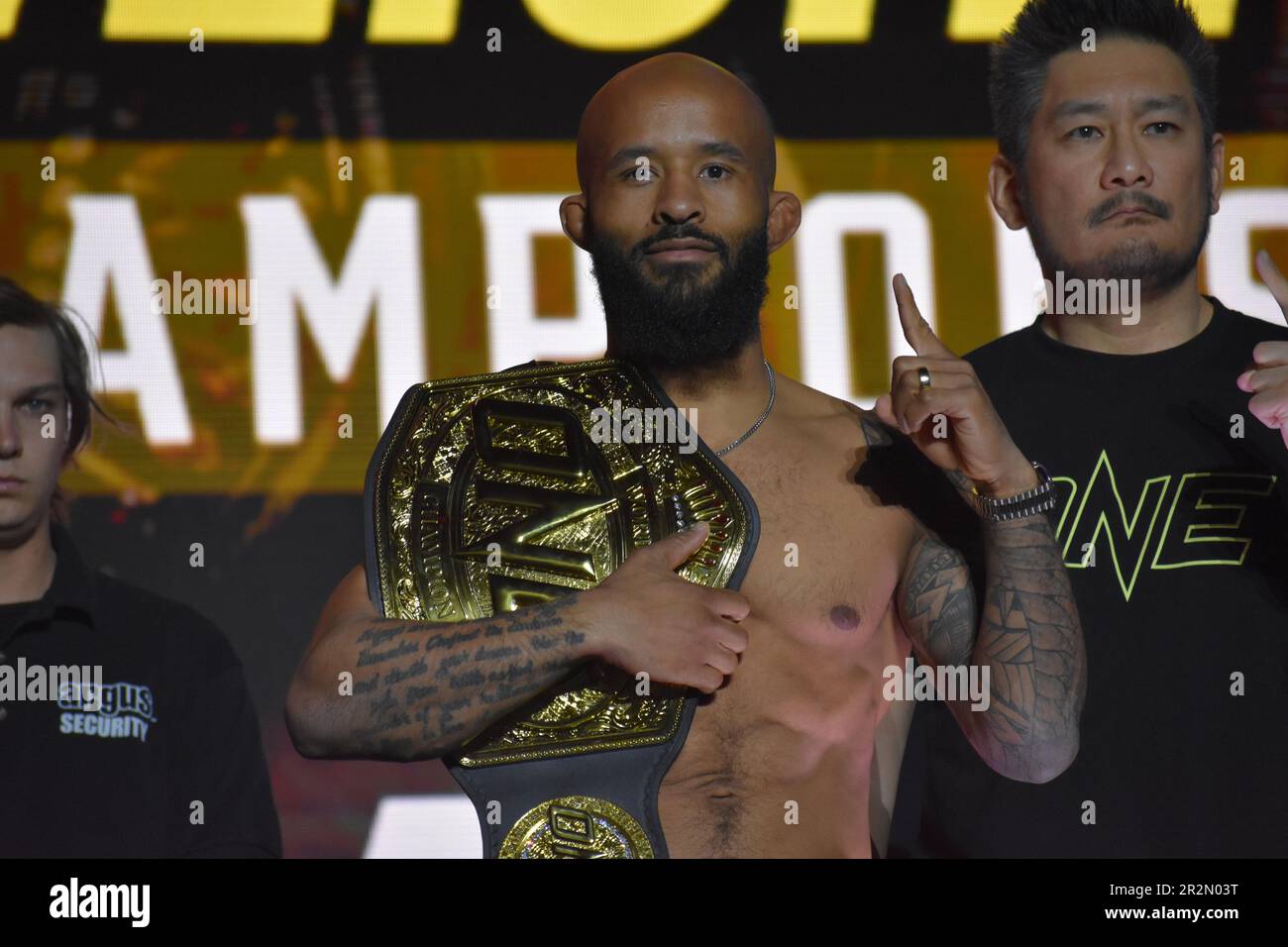 Demetrious 'Mighty Mouse' Johnson posant à UNE nuit de combat 10 face-à-face. Banque D'Images