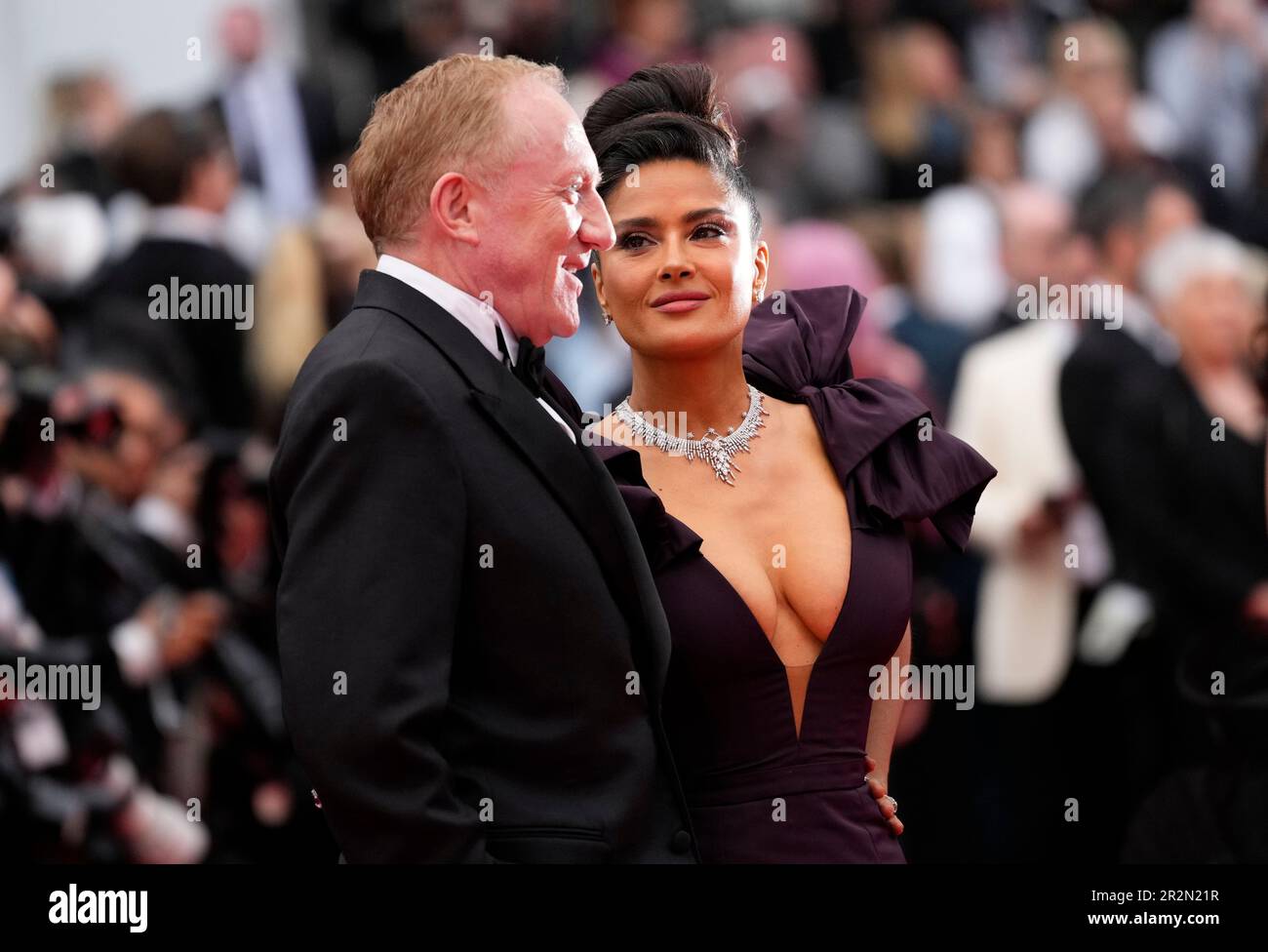 Francois-Henri Pinault, from left, and Salma Hayek pose for photographers upon arrival at the premiere of the film 'Killers of the Flower Moon' at the 76th international film festival, Cannes, southern France, Saturday, May 20, 2023. (Photo by Scott Garfitt/Invision/AP) Banque D'Images