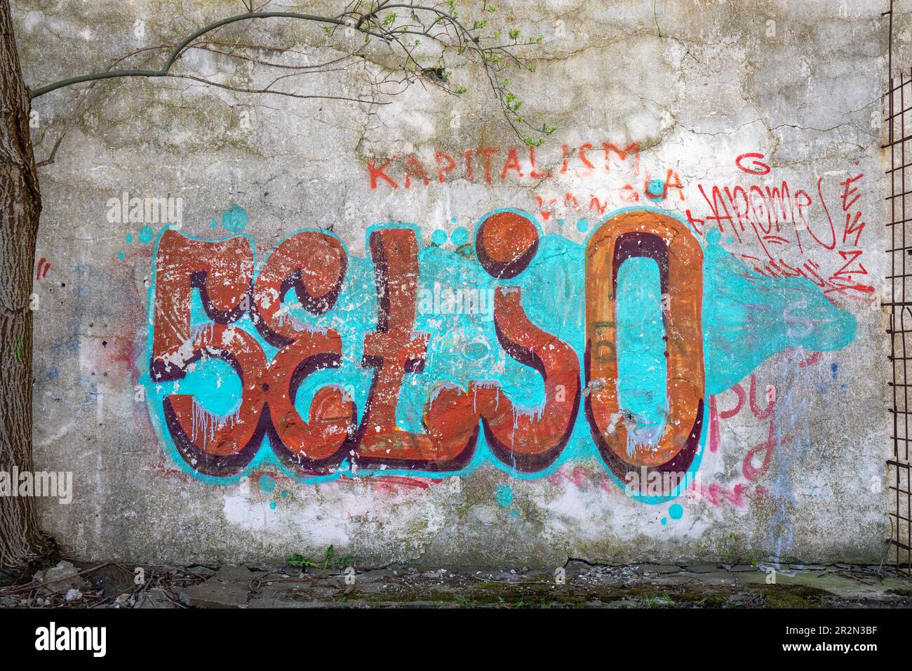 Graffiti mural sur le mur de la forteresse de la mer de Patarei à Tallinn, Estonie Banque D'Images