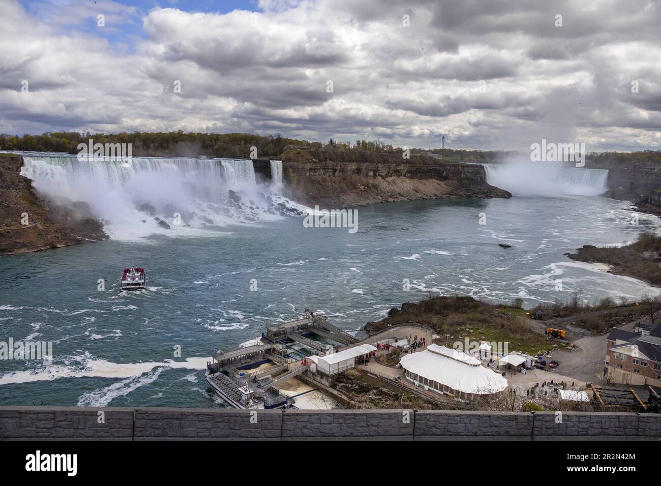 Niagara City Tours Tourist Boat on the Niagara River at the American Falls vu du côté canadien de Niagara Falls Ontario Canada Banque D'Images
